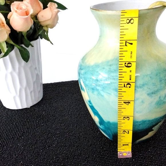 Vintage vase with Madonna and child pictured on two sides. - Picture 7 of 8